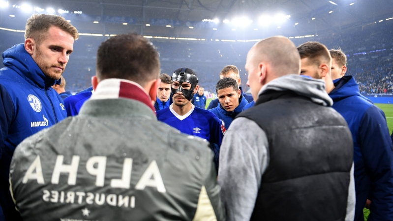 Schalke turpërohet, kapiteni dorëzon shiritin te tifozët ultras! (VIDEO)