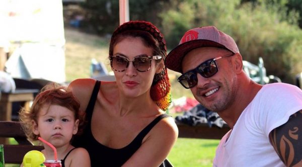 Nora Istrefi feston ditëlindjen, Roberti dhe Renee i bëjnë surprizën e bukur (VIDEO)