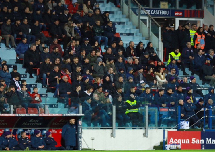 Tragjike, vdes tifozi i Cagliarit në tribunë gjatë sfidës ndaj Fiorentinës