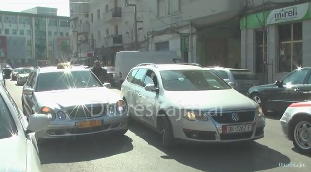 Qytetarët të indinjuar: Vijmë vërdallë në të gjithë Durrësin, s’kemi ku parkojmë! (VIDEO)