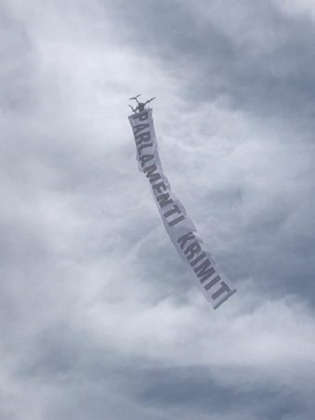 Të rinjtë e FRPD ngrejnë dronin me mbishkrimin “Parlamenti i Krimit”