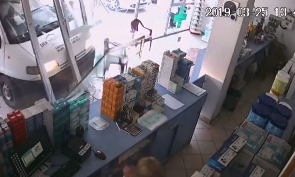 Kamioni hyn brenda në supermarket