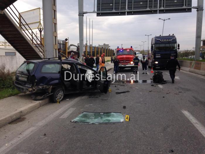 Përplasje e fortë mes dy makinave në Durrës, plagosen drejtuesit (FOTO)