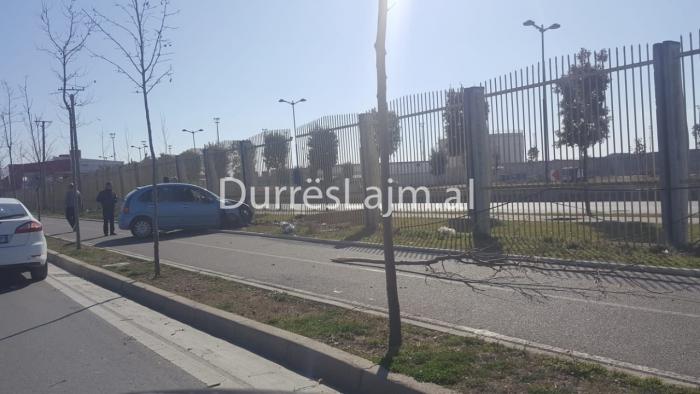Aksidentohet makina në Durrës, përplaset me kangjellat e Portit (FOTO+VIDEO)