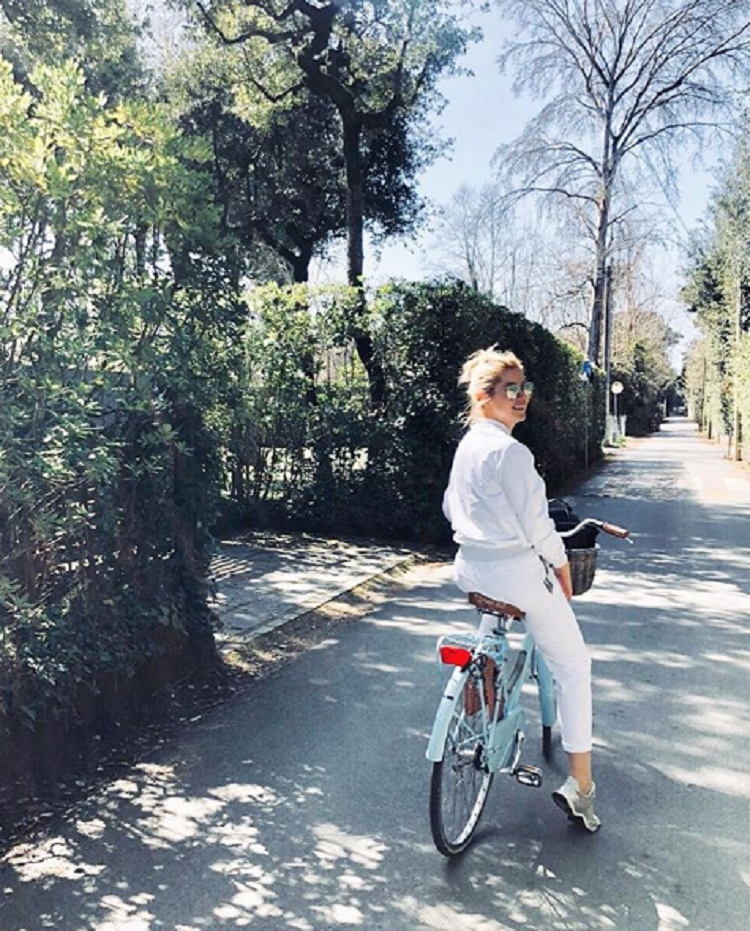 “Gjithë këto shpenzime, s’të dëgjojmë të bësh bamirësi!”, Alketa Vejsiu i përgjigjet ndjekëses: S’kam vjedhur lekë