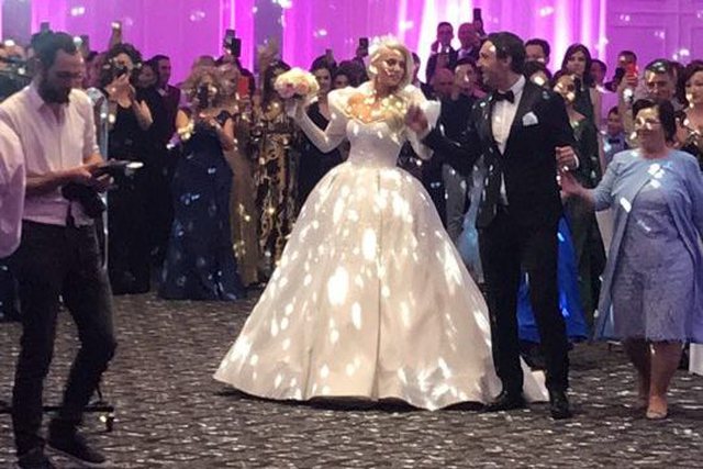 Gruaja e kryeministrit ndez atmosferën në dasmën e këngëtares shqiptare