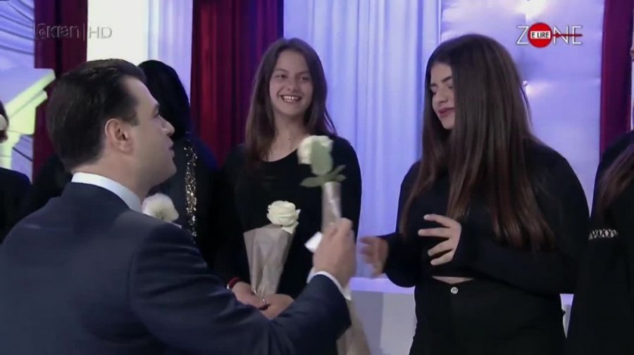 Basha surprizë vajzave në studion e Arian Çanit