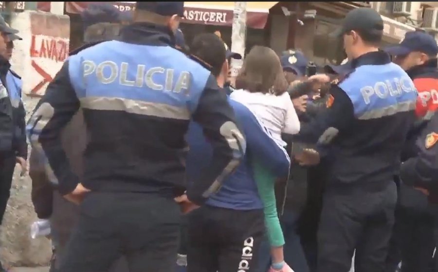Gruaja përplaset me policinë për të mbrojtur shtëpinë mes klithmave të fëmijës