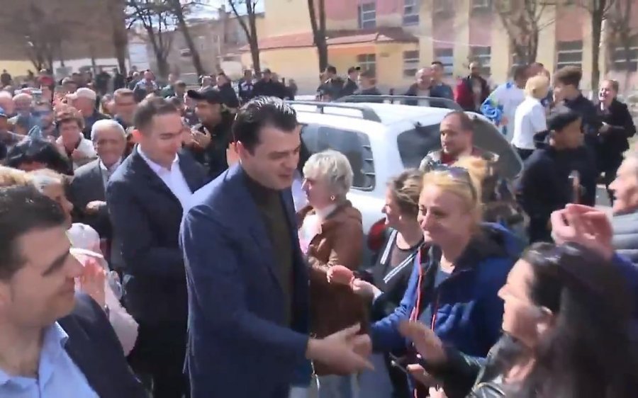 Lulzim Basha takime me banorët në Korçë