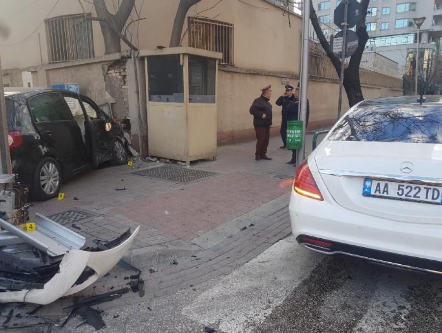 Aksident i frikshëm, dy automjetet përplasen dhe përfundojnë jashtë rruge (FOTO)