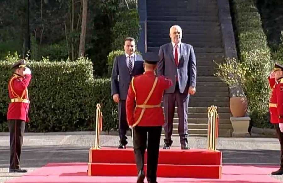 Mbërrin në Tiranë Kryeministri i Maqedonisë së Veriut, Zoran Zaev