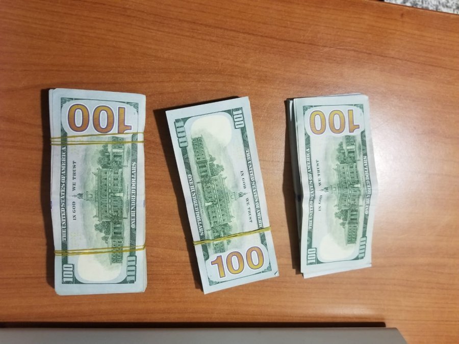Kapen 26 300 dollarë të padeklaruara në Rinas