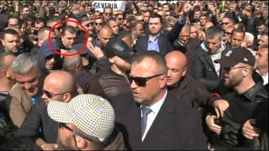 FOTO/ Djali i Azem Hajdarit në krah të Bashës