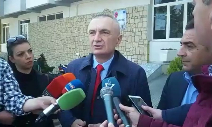 Meta: Për zgjidhjen e situatës, jam gati të dorëzoj mandatin e Presidentit