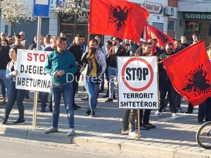 Protestuesit tentojnë të pengojnë Ramën të hyjë në Durrës (VIDEO)