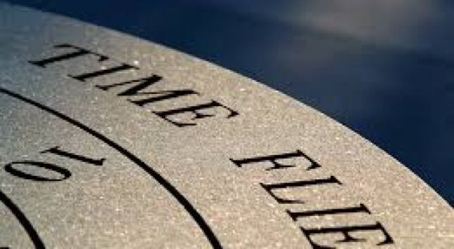 Pse ‘fluturon’ koha, kur jeni duke bërë qejf