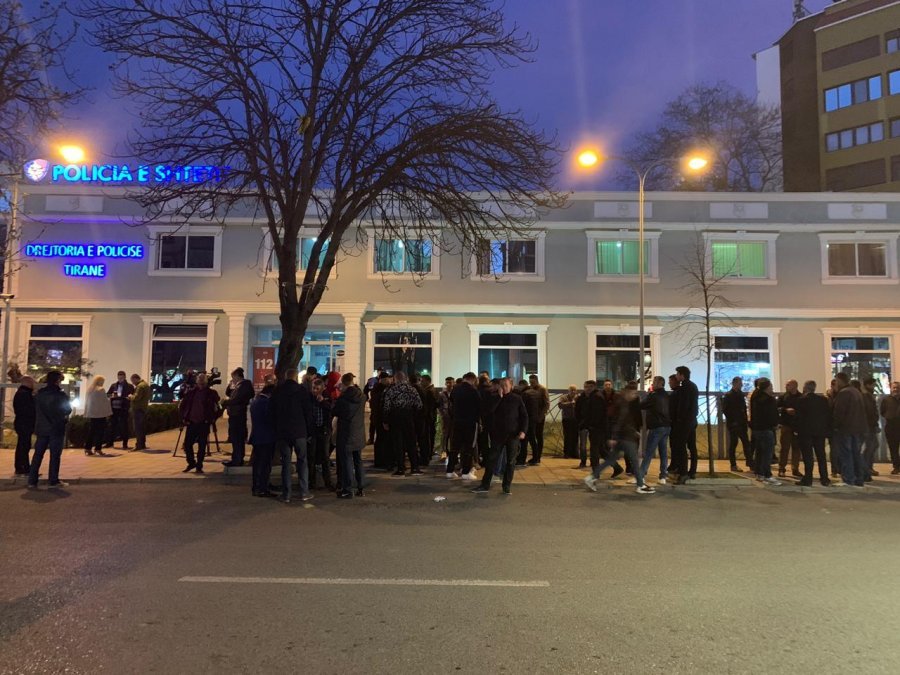 Arrestimet e protestuesve, dhjetra qytetarë grumbullohen përpara Drejtorisë së Policisë
