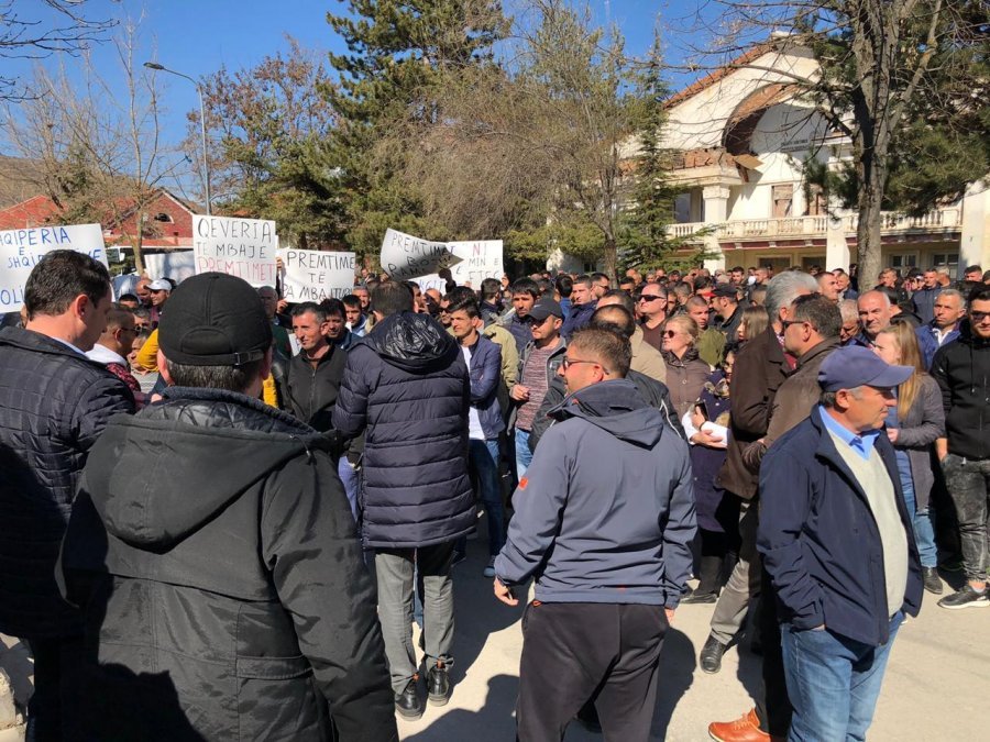 Protestë e fortë para bashkisë së Maliqit: Rama ik (FOTO)