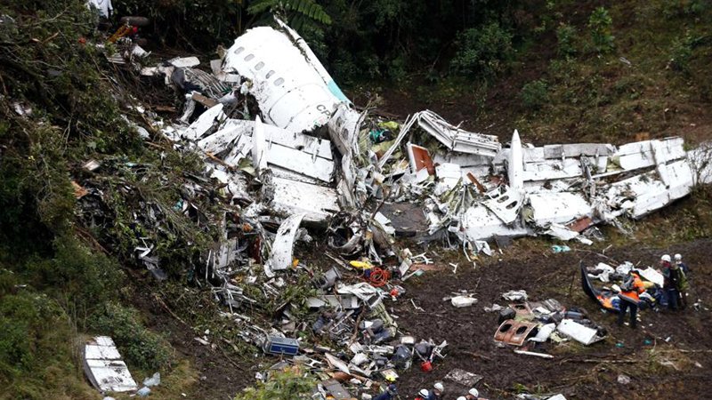 I shpëtoi rrëzimit të avionit, gazetari ndërron jetë në fushën e kalçetos