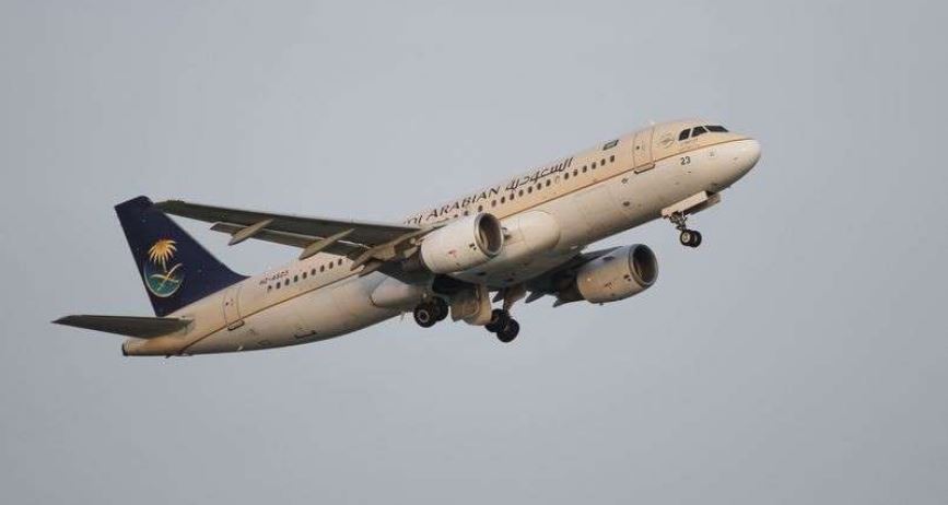 Nëna harron fëmijën në aeroport, avioni kthehet mbrapsht në mes të fluturimit