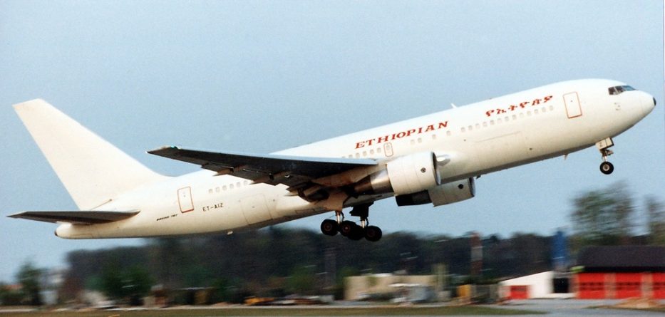 Rrëzohet avioni me 157 persona në bord