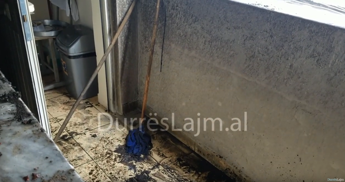 Durrës, merr flakë shtëpia pranë një shkolle (VIDEO)