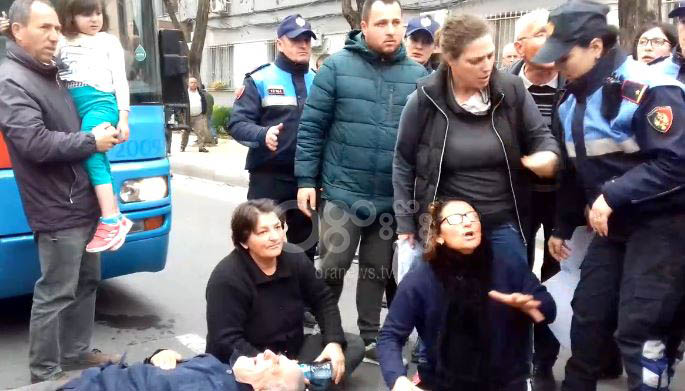 IMKT aksion për shembjen e godinës, banorët shtrihen në rrugë (VIDEO)