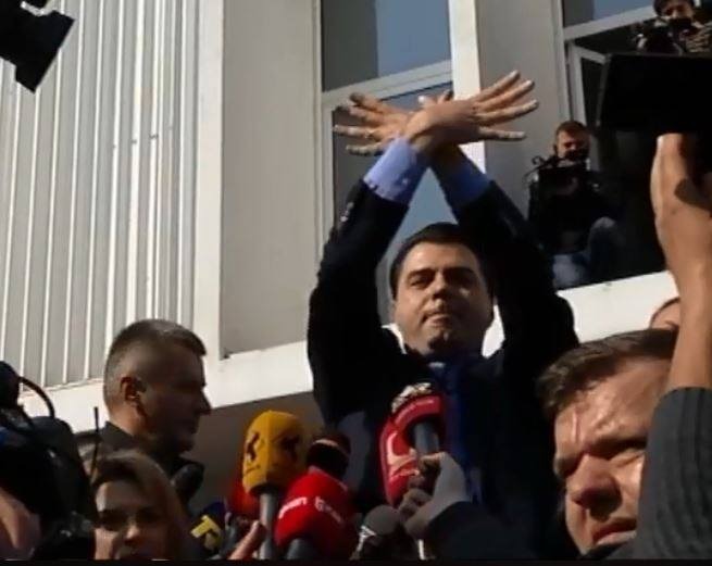 Basha flet anglisht për miqtë e huaj: Protesta të përditshme dhe të përnatshme