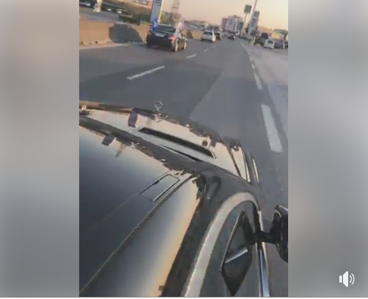 Basha drejt Durrësit, rrethohet nga automjete me flamujt e PD-së (VIDEO)