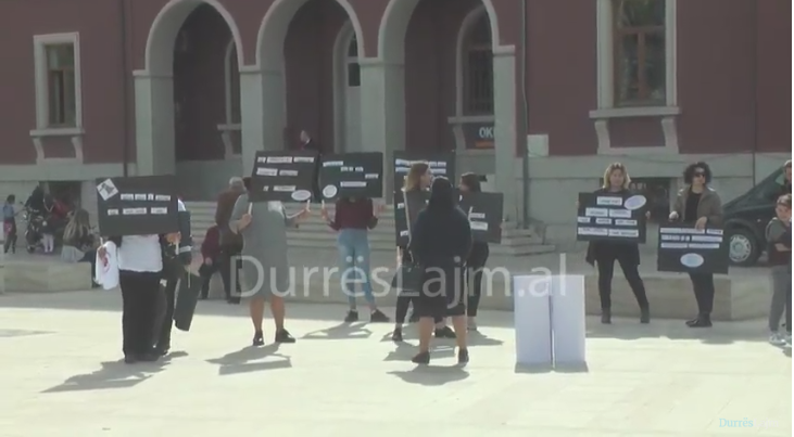 Durrës, gratë protestojnë në 8 Mars për të drejtat e tyre dhe mbrojtjen e jetës (VIDEO)