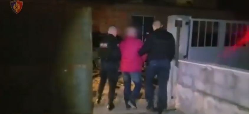 Babë e bir kapen në flagrancë me drogë çokollatë, kokainë dhe armë (VIDEO)