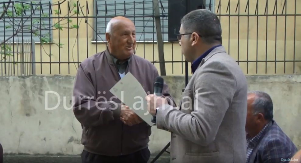 Zgjidhet ngërçi, pas 15 vitesh banorët e një pallati në Durrës marrin lejen e legalizimit (VIDEO)