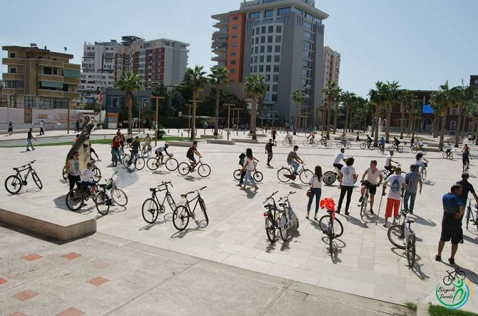 “Për më shumë korsi dhe siguri”, përdoruesit e biçikletave në Durrës paralajmërojnë protestë