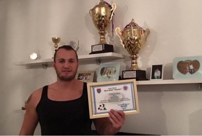 E shkuara e kampionit të boksit të prangosur, sherri që nisi për xhirimin e gomave dhe përfundoi me atentat