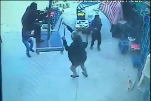 Era e fortë ngre në ajër burrin që po tentonte të ndalonte çadrën