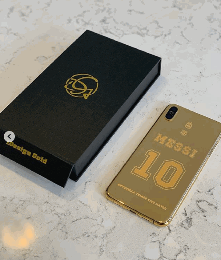 Messi merr dhuratë një celular floriri prej 4 000 eurosh