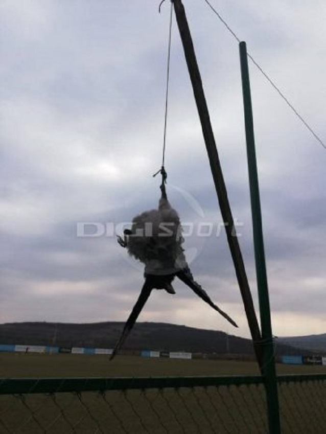 Dëmtuan fushën, klubi rumun var… sorrat!