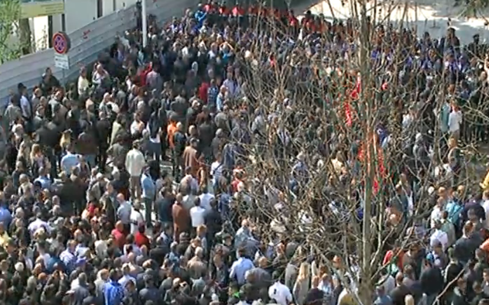 LIVE/ Tensionohet situata, protestuesit përplasen me policinë