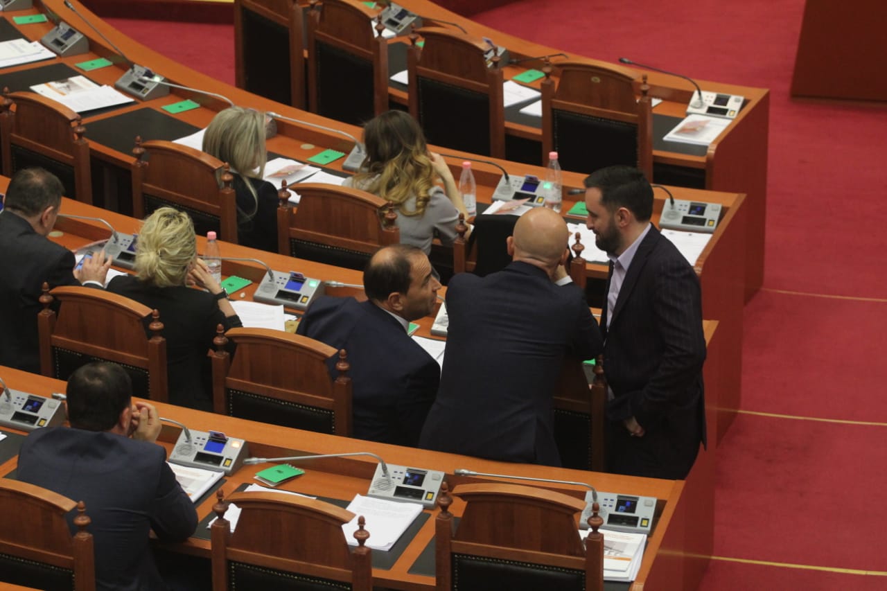 Cilët janë 11 deputetët e rinj që “tradhtuan” partitë e tyre