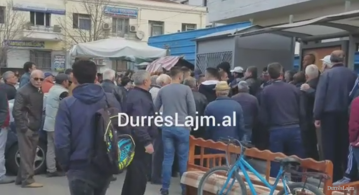 Ndodh në Durrës/ Me divan me vete për të marrë abone! (VIDEO)