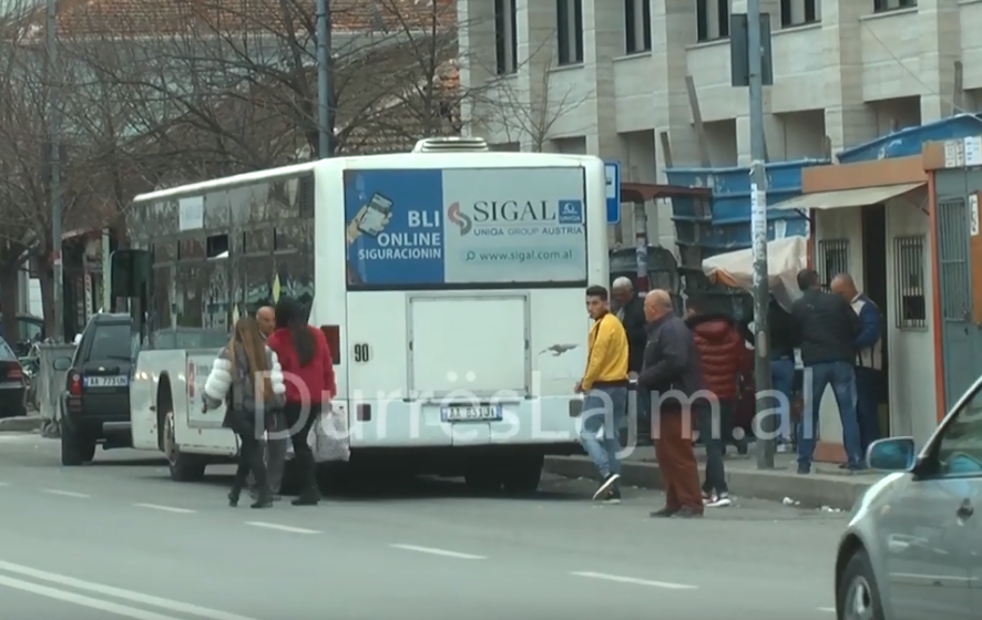 Rritja e çmimit të biletës së urbanit në Durrës, qytetarët: Turp të kenë! (VIDEO)