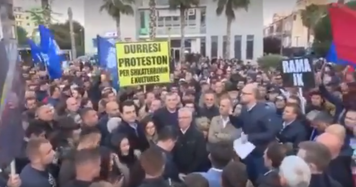 Protesta e opozitës para zyrës së tij, reagon Vangjush Dako