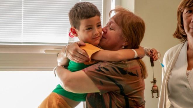 Humbi në shkretëtirë, 5-vjeçari mbijeton duke ngrënë bar