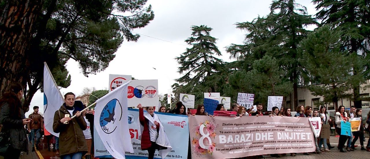Gratë e Durrësit protestë në 8 Mars. Apeli i fortë: Ndalni dhunën!