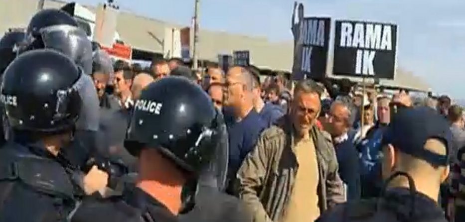 Kryeministri Rama në Fier, protestuesit përplasen me policinë