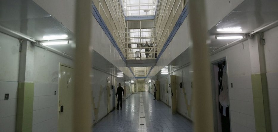 I burgosuri shqiptar dhunon gardianët grekë