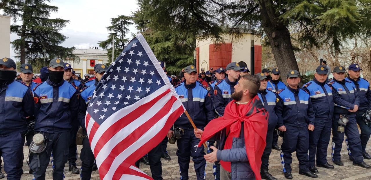 Demostruesit para Kuvendit me flamurin e SHBA-së