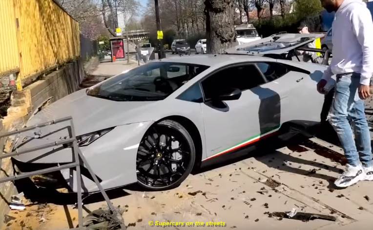 Dëmton Lamborghini-n 300 mijë euro, pronari shpërthen në lot (FOTO)