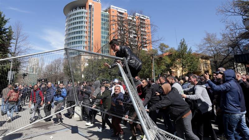 Protesta/ Policia arreston 6 persona, mes të cilëve një të ri nga Shijaku, procedohet Gazmend Bardhin