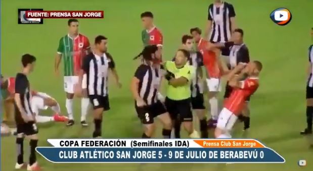 Futbollisti boksier, dy i shtrin në tokë e tre i plas me shpulla (VIDEO)